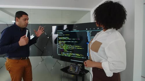 El desarrollador presenta el script al gerente junto al monitor