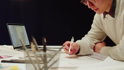 Architecte designer travaillant de nuit Ingénieur professionnel dessinant un créateur d'intérieur travaillant avec