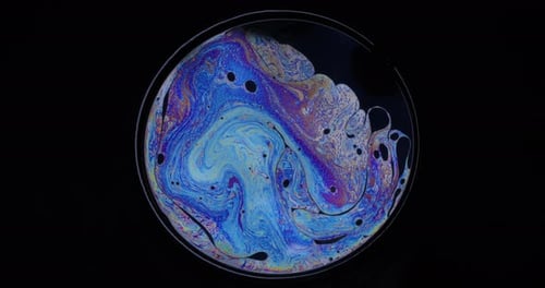 Esfera de pintura colorida con mezcla de tinta en espiral holográfica