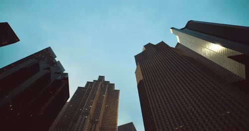 Vista del horizonte urbano con edificios imponentes bajo un cielo azul al anochecer