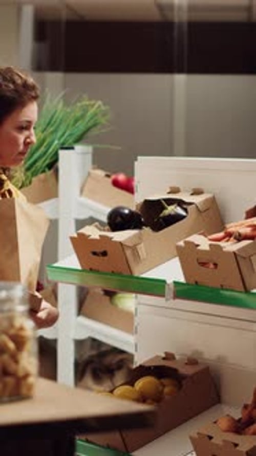 Vídeo vertical de mujer usando una bolsa de papel en un supermercado ecológico