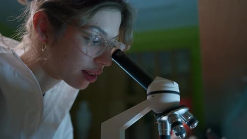 Wissenschaftler schaut durchs Mikroskop
