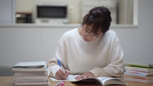 femme étudiant à la maison