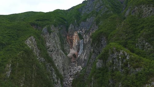 Cachoeira Boka no desfiladeiro alpino de Posočje