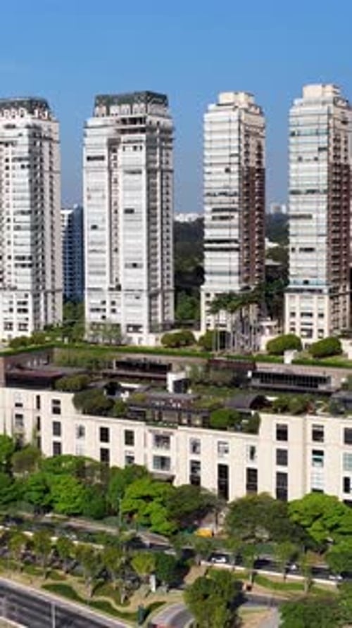 Cidade Jardim de compras en Sao Paulo en Sao Paulo, Brasil.