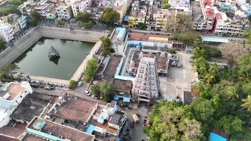Cette vidéo montre la majestueuse tour principale (gopuram) du temple Arulmigu Karaneeswarar à