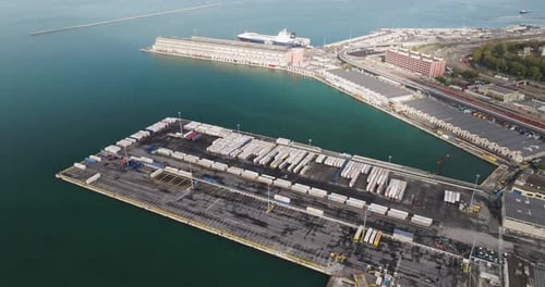 Luftaufnahme von Containern im Hafen, Italien.