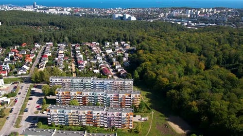 Vue aérienne inclinée du district de Witomino et de la ville de Gdynia sur fond de ciel bleu, Pologne