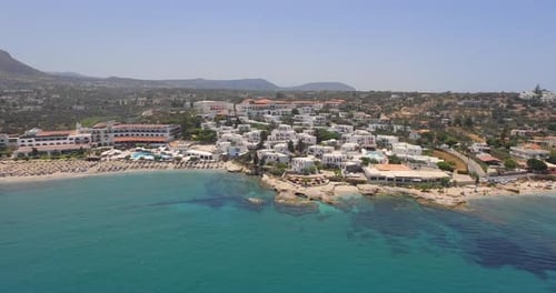La ville touristique de Hersonissos en Crète. Prise de vue aérienne.