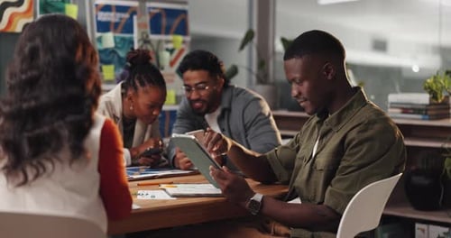 Homem, sorriso e tablet no escritório para reuniões, criatividade ou debate de ideias com a equipe de design