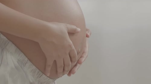 Femme enceinte posant sa main sur son abdomen