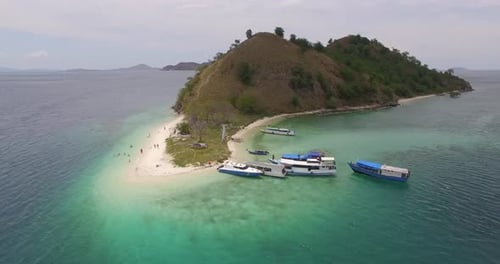 Island there are several tourist boats