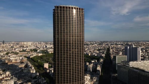 Montparnasse-Turm, Pariser Stadtbild, Frankreich. Luftdrohne POV