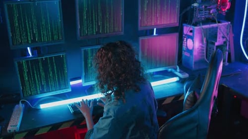 Programmiererinnen zeigen Fähigkeiten im Programmieren und im Umgang mit Technologie