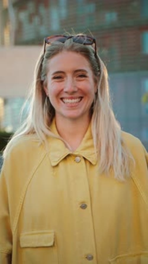 Joyeuse jeune femme souriante tout en profitant d'un moment de bonheur et de fête en plein air