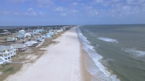 Eine Luftaufnahme der Küste Floridas an einem sonnigen Tag mit Strandhäusern, Sandstränden und