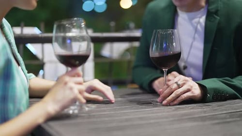 Couple asiatique 4K célébrant un événement de Noël en buvant du vin rouge ensemble au restaurant le soir.