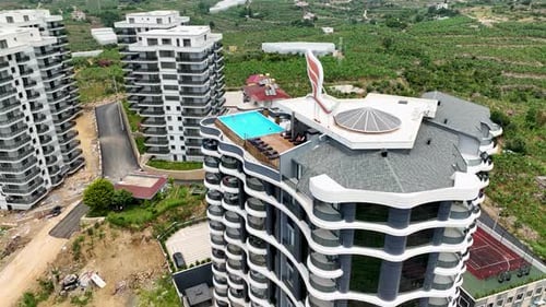 Morada moderna con vista aérea y piscina infinita Skyline Serenity