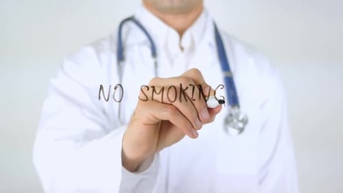 No Smoking Doctor schreibt auf Glas
