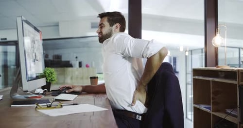 Séquence vidéo 4k d'un beau jeune homme d'affaires travaillant dans son bureau