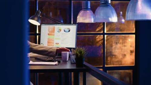 Travailleur d'entreprise assis au bureau pour faire des heures supplémentaires