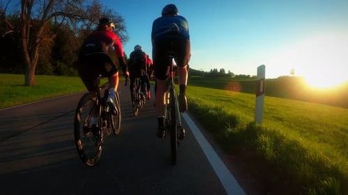 Gruppe von Radfahrern fährt Fahrrad