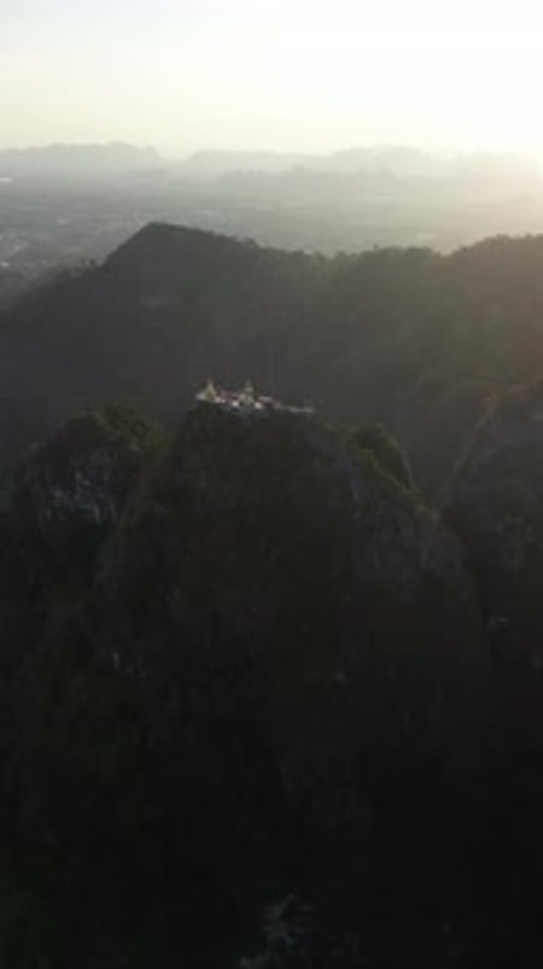 Vidéo par drone du magnifique temple rupestre du Tigre au sommet de la montagne