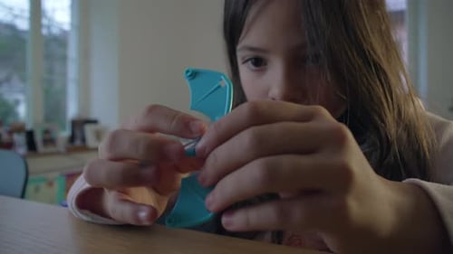 Enfants absorbés par l'assemblage de jouets, frères et sœurs, frère et sœur assemblant des jouets