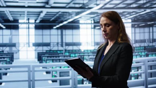 Techniker führt eine Überprüfung durch und gibt Daten zu den erforderlichen Korrekturen auf dem Tablet in den Server-Hub ein