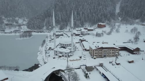 Photo de la saison hivernale dans le Long Lake (Uzungol), Caykara Trabzon, Turquie