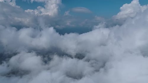 Vista aérea: paisaje brumoso en lo alto de las montañas, nubes sobre un bosque oculto