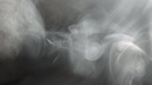 Vista aproximada de densas nuvens de fumaça