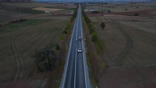asfalto fino, carretera larga, pocos vehículos en la carretera