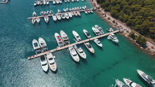 Yates y barcos amarrados en Marina Frapa en Rogoznica, Croacia