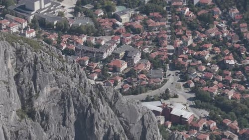 Vue aérienne de Vratsa nichée au milieu de falaises escarpées