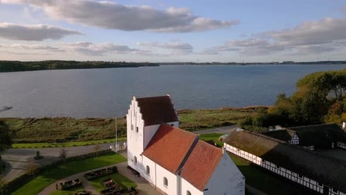 Luftbild einer Kirche am Meer an einem sonnigen Tag