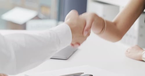 Llaves del coche, apretones de manos y gente de negocios con éxito contractual, asociación y concesionario
