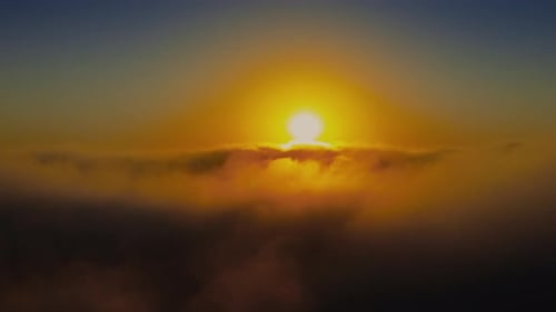 Capas de nubes al amanecer con montañas distantes