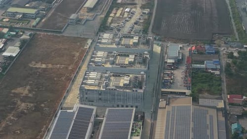 Luftaufnahme eines modernen Rechenzentrums mit Sonnenkollektoren auf dem Dach