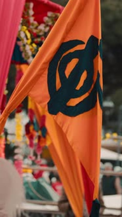 Symbole du drapeau de la religion indienne sikhe lors du festival de célébration de Vaisakhi