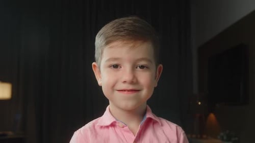 Porträt Lustiger kleiner Junge lächelndes Kind schaut in die Kamera sitzt zu Hause auf der Couch Cute Kid