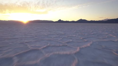 Zumbido aéreo de Bonneville Salt Flats, Utah, al atardecer, sobrevolando las salinas.