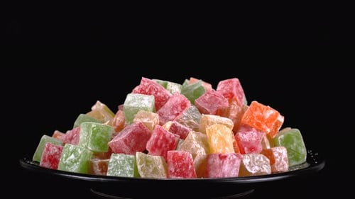 Farbenfrohe traditionelle türkische Delight-Süßigkeiten auf schwarzem Hintergrund