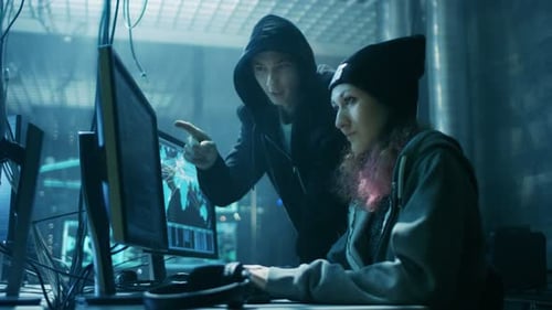 Une équipe de pirates informatiques de garçons et de filles recherchés au niveau international organise une attaque virale avancée contre les utilisateurs de l'Entreprise