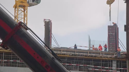Los constructores controlan la instalación de detalles en la parte superior de un estadio deportivo