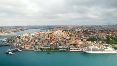 Drohnenaufnahme von Istanbul, Türkei aus der Luft. Mehrere Gebäude, Moscheen, Galata- und U-Bahn-Brücken über
die