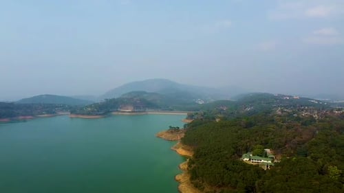 lac immaculé à la lisière de forêts de montagne, prises de vue aériennes le matin, une vidéo est prise au lac Umiyam