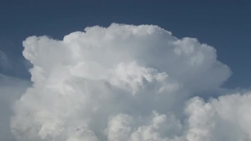 Wolkenbildung im blauen Himmel