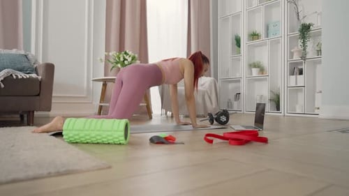 Tutoriales de acondicionamiento físico en línea para amas de casa, mujeres que entrenan en casa, analizan el portátil, un estilo de vida saludable y