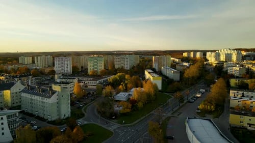 Quartier de Witomino, Gdynia - Paysage aérien d'automne au-dessus d'un immeuble résidentiel au lever du soleil
